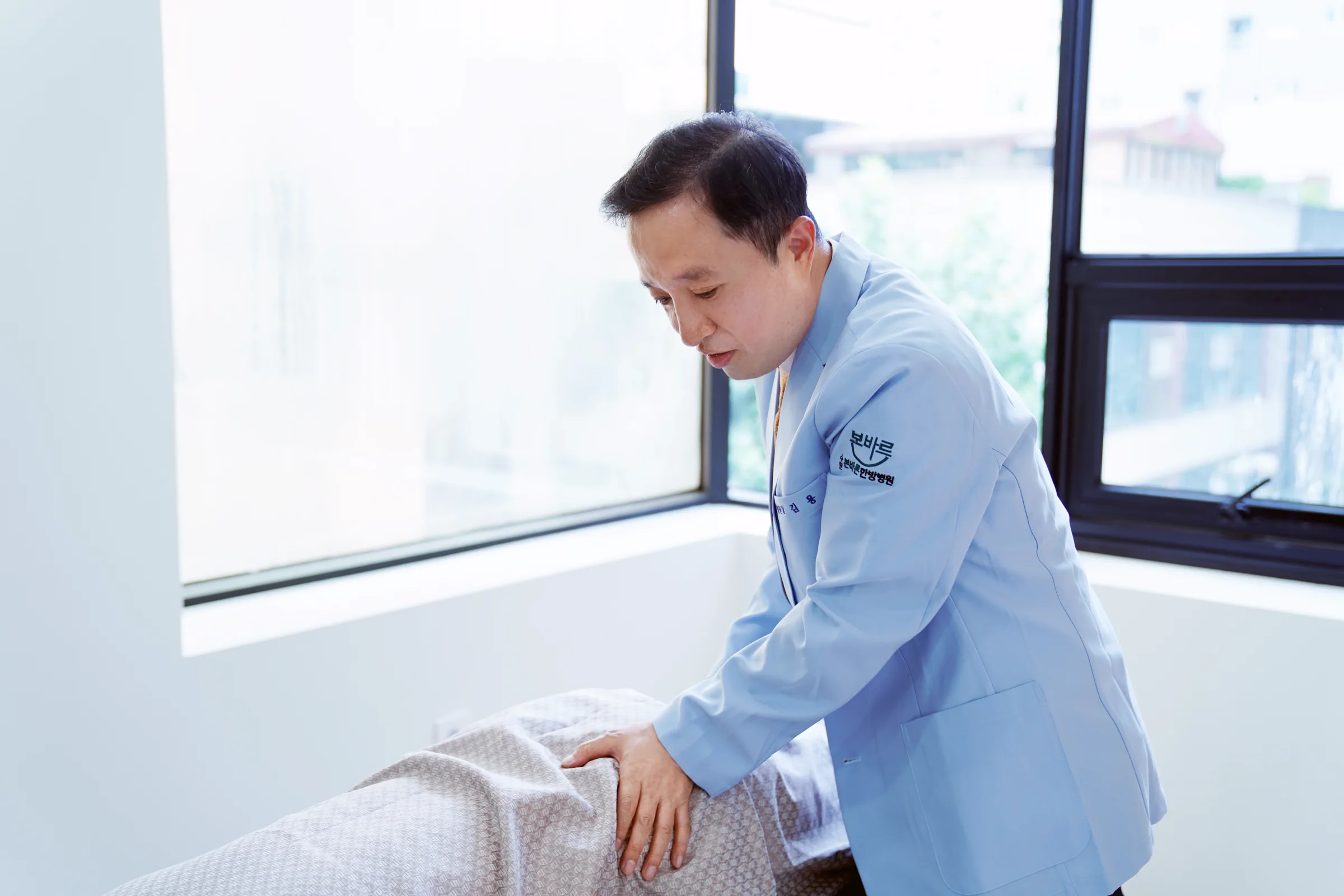 김용 병원장이 환자를 치료하는 모습