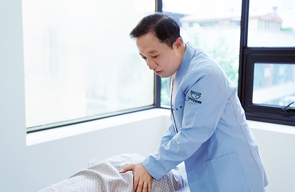 의료진이 환자의 상태를 살펴보는 진료 장면