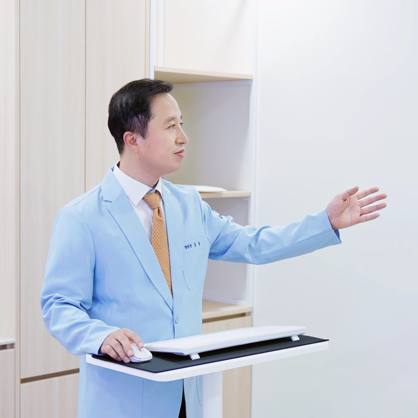 수원본바른한방병원 김용 병원장이 진료 내용을 설명하는 모습